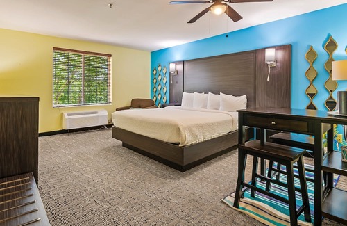 Crawfordville Hotel | Executive King Suite: Spacious Comfort for Work & Rest at Wildwood Inn