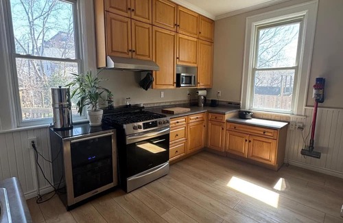 Sarnia House | Modern Century Home. Walk Downtown. 10 mins to Beach
