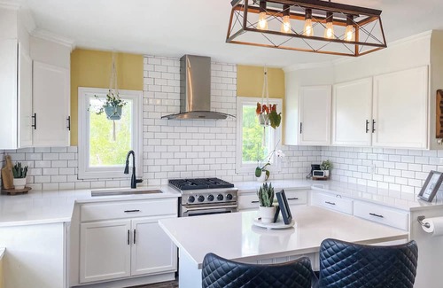 Points East House | Cozy Hilltop Retreat w/Hot Tub, Firepit & Deck. Pet-Friendly!