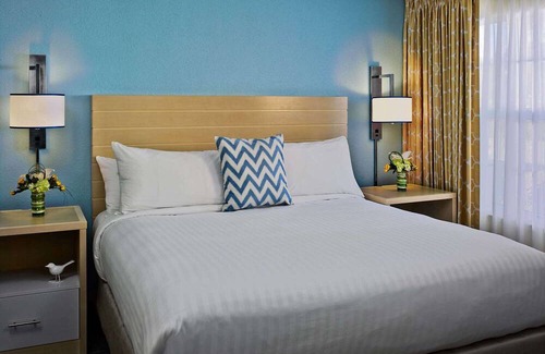 Tucson Hotel | Relaxing King Stay w/Free Breakfast, Outdoor Pool & Gym | Pet-friendly!