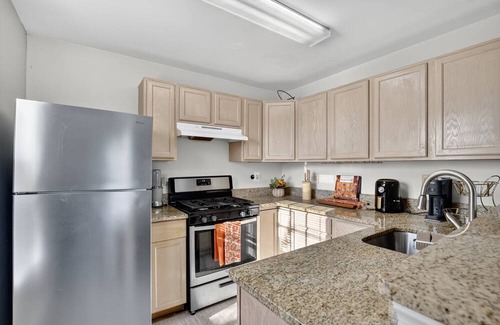 Owings Mills Condo | NEW! Cozy Pikesville Penthouse with Basketball Arcade