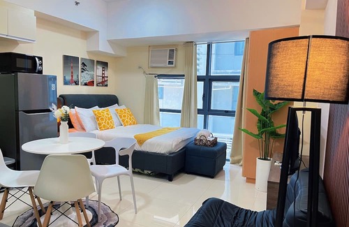 Pinagsama Apartment | BGC Venice Condo - Pool & Wi-Fi - Suite 14B