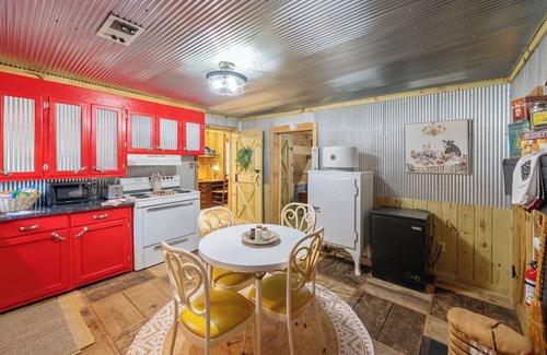 Lexington Cabin | Tennessee Homeplace between Jackson and Lexington, TN, 12 minutes from I-40
