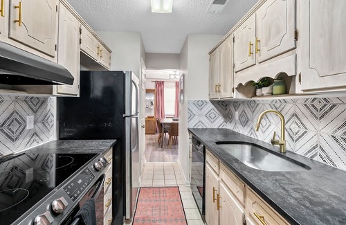 Hoover House | Convenient 3/2.5 Boho Bungalow