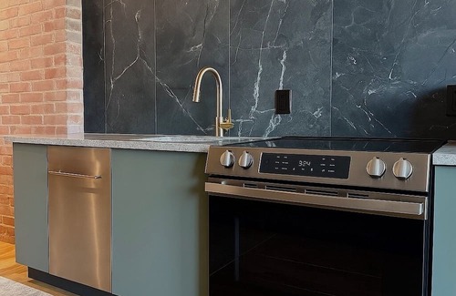 East Allegheny Apartment | KING bed Free Parking Central Stay