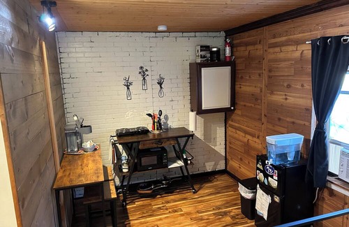Fenton Cabin | Cozy cabin in charming Fenton near Cider Mills and Trails! Dog friendly!