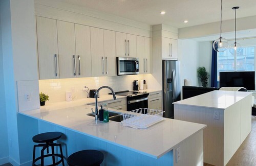Chestermere House | 3BR,8ppl,KingBeds,HotTub,FREEparking,MountainView