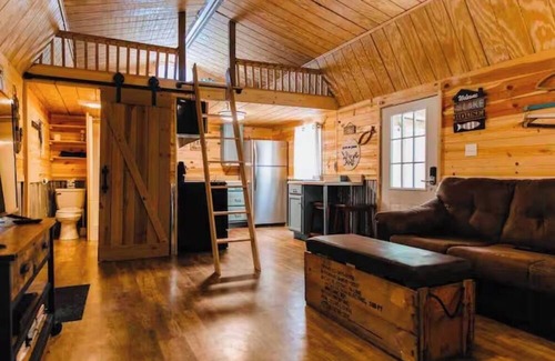 Crane Hill Cabin | Cozy cabin in beautiful Crane Hill with AC. Steps to Lewis Smith Lake.