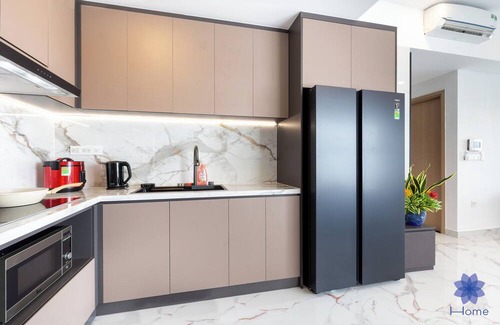Tan Binh Apartment | Charming 2-bedroom apartment with AC, Free Gym & Pool; 1.5km from TSN airport