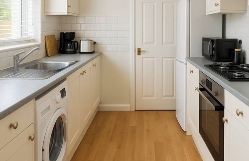 Gillingham House | Modern 2/3-Bed | Close to Stn | Pool Table | Long Stays & Contractors Welcome