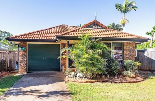 Redland Bay House | Seaside detached villa on a quiet street 4 bedrooms, 2 bathrooms Pool Courtyard