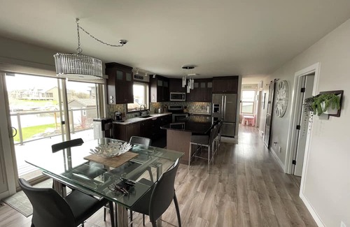 Gimli House | Lake Front Home with Private Beach in Gimli - Full Spa Amenities Hot Tub & Sauna