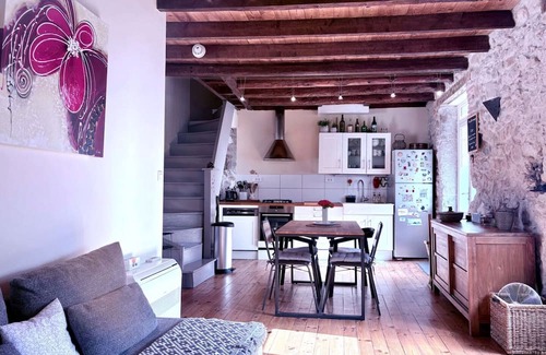 Saint-Vincent-de-Mercuze House | Holiday Home 'Casa Mialy - Clim Wifi Terrasse' with Mountain View, Wi-Fi and Air Conditioning