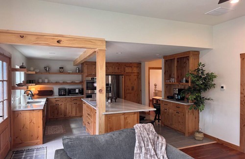 Saint Jo House | Emma Sue-walking distance to Red River Station