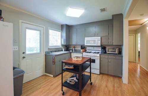 Starkville House | Game Day Getaway-Walk to Stadium