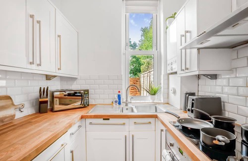 Croham Apartment | Modern 2BR Flat|Terrace|Free Parking|Rail Station