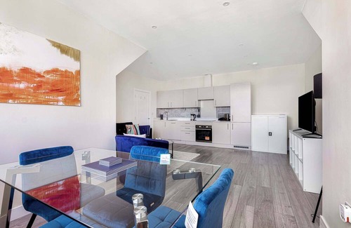 Sutton Apartment | City Service Lets | Large Cheam 1 Bed with Parking | Long Stays Welcome