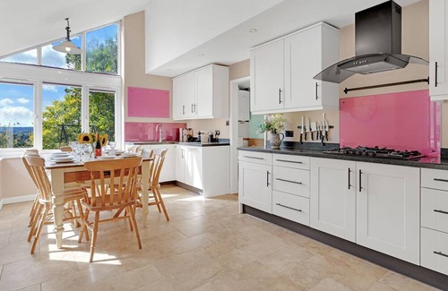 Painswick Cottage | Whitehall Cottage - sleeps 8 guests in 4 bedrooms