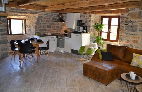 Mostuejouls Apartment | Studio 'Loft Cocoon' with Mountain View, Wi-Fi and Air Conditioning