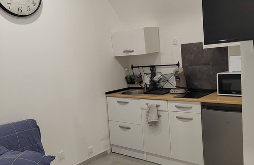 Saint-Jean-de-Vedas Apartment | Pleasant studio in the heart of town. Close to the A9 and tramway!