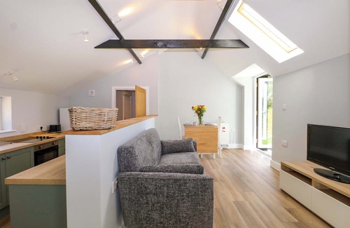 Netley Cottage | THE OLD PARLOUR, romantic, with a garden in Durley