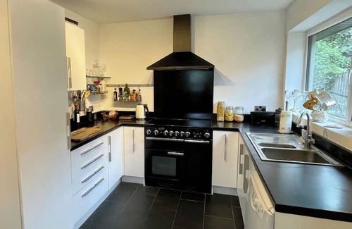 Trafford House | 4 Bedroom House, Sleeps 8- Hot Tub, Pets, Parking
