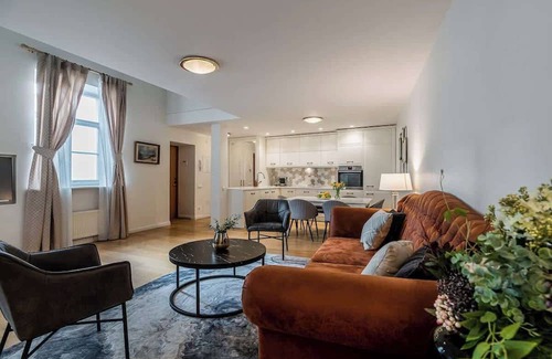 Old Town Apartment | Domillion 3bdr Huge Town Hall Luxury Apt A/C D3948