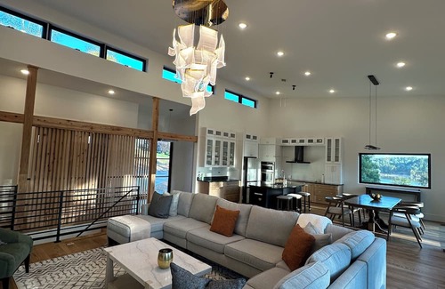 Granite Falls House | Stylish & Modern Lakefront House, Dog Friendly
