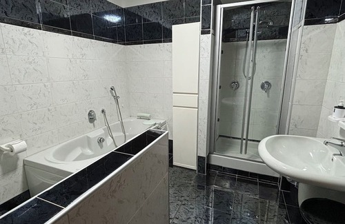 Potenza House | Single Room with Shared Bathroom