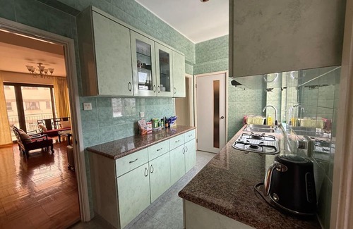 Kowloon Apartment | Brilliant 4-bedroom and 2.5 bathrooms apartment with AC in Kowloon Tong