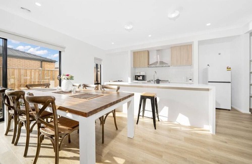 Melbourne House | "Brand New", Spacious, Breezy Comfy, Luxury Home !