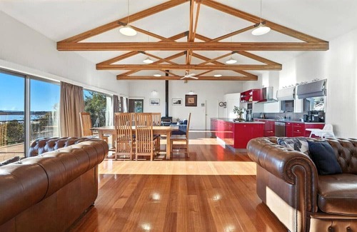 Miena Apartment | Lakeside Retreat, Miena