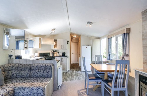 Battle Cottage | WHITE HART CARAVAN, pet friendly, with a garden in Battle