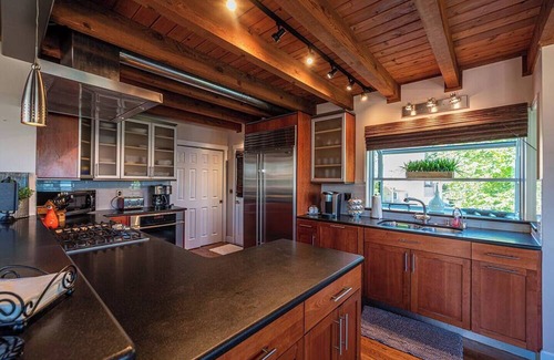 Eastgate House | Bellevue Cougar Mountain Lakeview Retreat