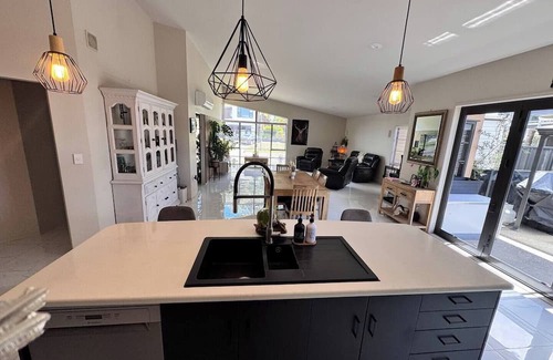 Ohope House | Spacious Home with Spa Sleeps - 12 in Ōhope. 2min walk to Harbour, 5min to Beach