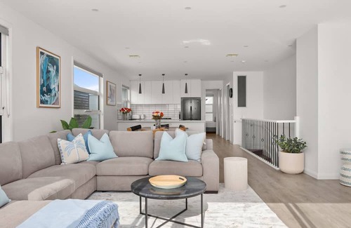 Williamstown House | Seagulls Nest - Beautiful spacious pet friendly home next to the ocean