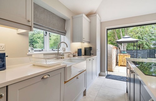 Bury St Edmunds House | Coach House with Hot Tub in Idyllic Bury St Edmunds