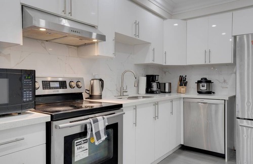 Vaughan House | Vaughan cozy room near Wonderland with office workspace with internet