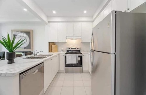 Vaughan House | Never Lived-In | Contemporary Comfort, cozy and relaxing , minutes from Airport