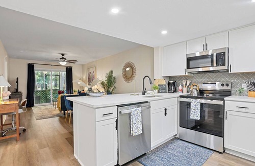 Montgomery Condo | 2bd/2ba Condo * Pool * Renovated * Dogs Welcome * Condo in Savannah*30+ day stay