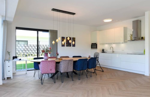 Zeewolde House | Child-friendly 8-person villa by the water with enclosed garden, private jetty, paddleboards and a charming garden with Kamado BBQ.