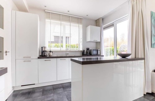 Zeewolde House | Luxurious 12-person houseboat with jacuzzi, sauna, 5 bedrooms, and garden by the water. Includes swim ladder, covered balcony, and large dining table. Located at Villa Resort Harderwold near the Veluwemeer!