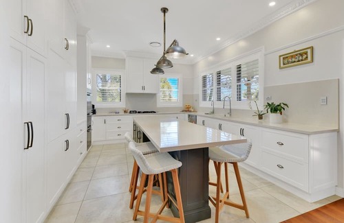 Cotswold Hills House | Expansive Toowoomba Retreat with Garden BBQ