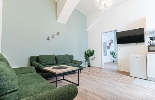 Funfhaus Apartment | Chic 1BR Apt Very Central. with ensuite washer, TV