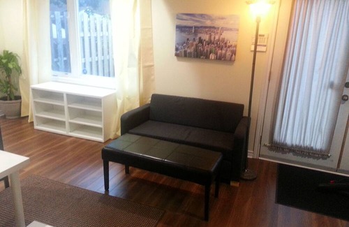 Ottawa Division House | Work-Play Suite Near The Ottawa Airport & LRT