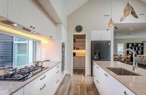 Lynmore House | Jojo's Lookout - Stunning Lake Views with Spa