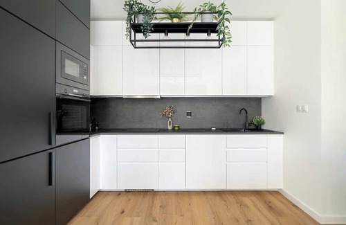 Nowe Miasto Apartment | Żelazna 1 Poznań | Spacious Apartment with Desks and Parking