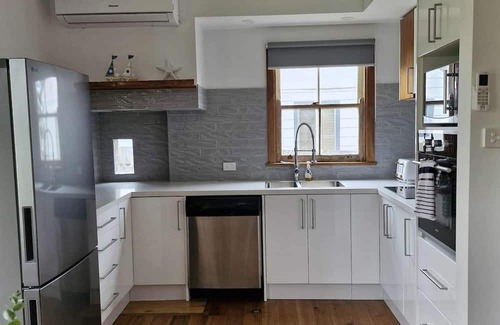 Portland House | Seabreeze cottage full kitchen sleeps 6 heating and cooling and log fire