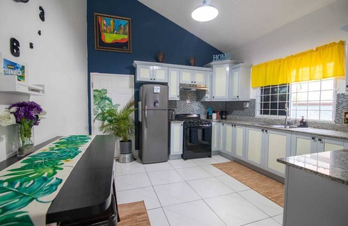 Kingston House | Charming 1-bedroom house with WiFi and AC 20 min from Kingston