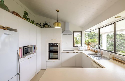 Waiheke Island House | Waterfront Sanctuary, Oneroa - Now open for Christmas and New Year booking!